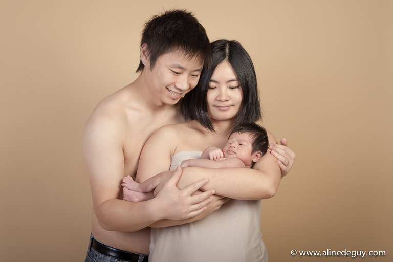 photographe bébé asiatique, photographe bébé métissé, photographe nouveau né spécialisé, aline deguy, photographe naissance, photographe bébé, photographe neuilly, photographe suresnes, photographe boulogne, photographe puteaux, photographe couple naissance, photo couple studio, photo famille naissance