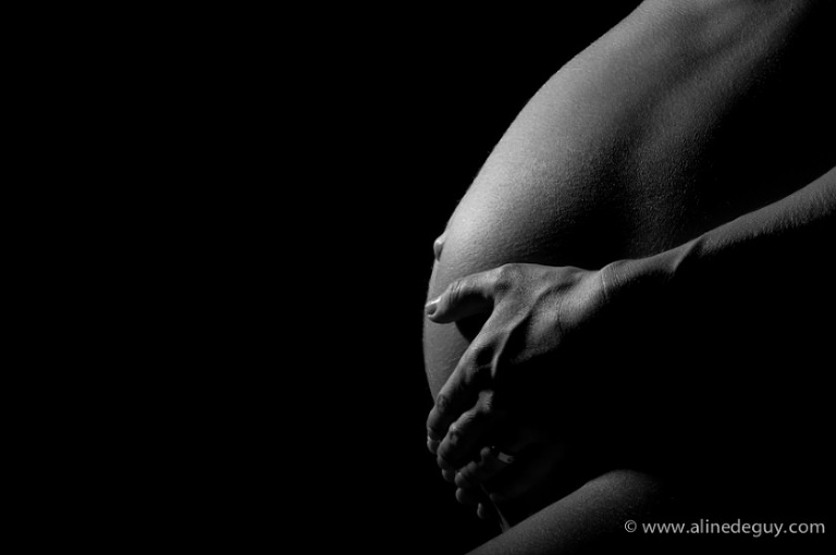 photographe future maman, photo clair obscur, grossesse, naissance