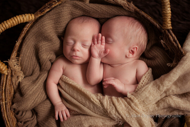 photographe jumeaux, grossesse gémellaire, faux jumeaux, bébé, nouveau né, maternité, aline deguy