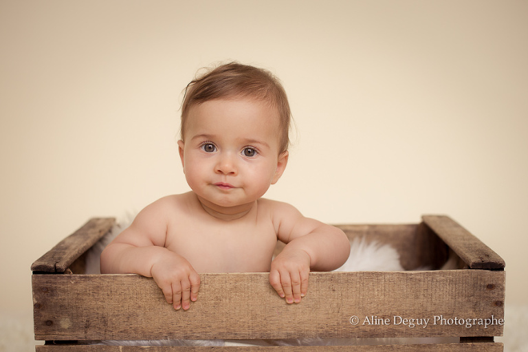 photo bébé, studio, caisse en bois