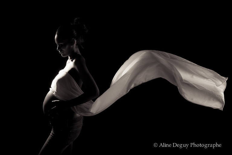 photo noir et blanc grossesse, studio, photo grossesse, aline deguy, photographe spécialisé maternité
