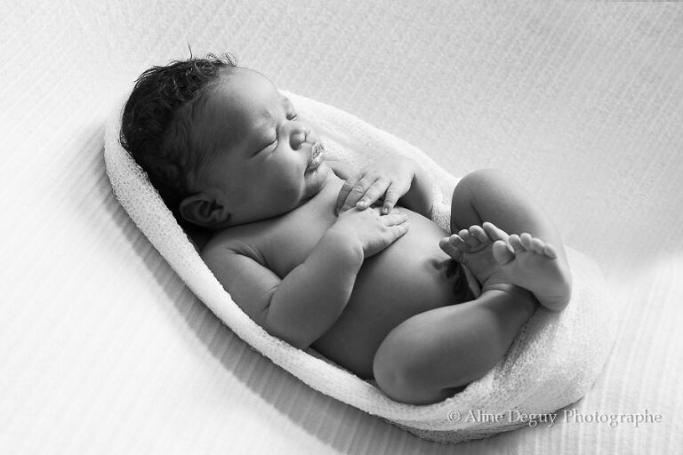 photographe bébé, noir et blanc, métisse, studio, photographe professionnel spécialisé naissance, maternité, 92