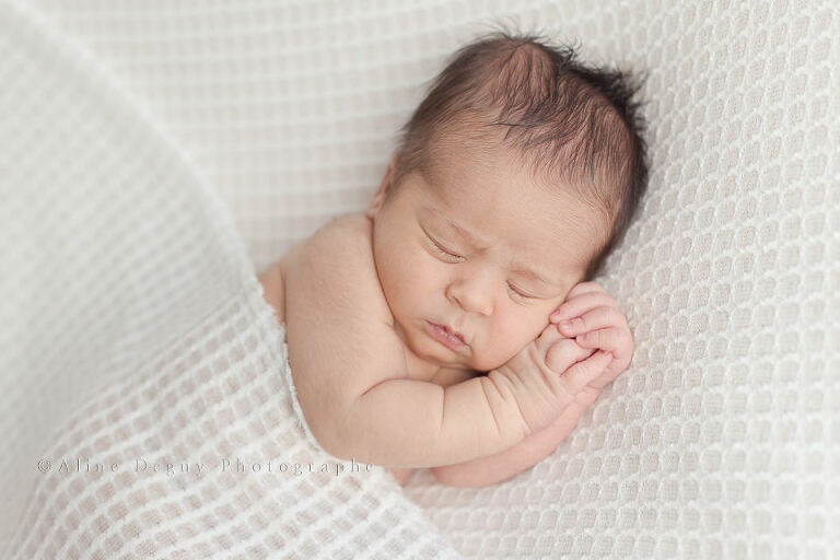 Photographe nouveau-ne, Paris, Aline Deguy, Studio, Naissance, bebe, newborn, 77, 78, 91, 92, 93, 94, 95, 60, Paris, région parisienne, Hauts de Seine, Essonne, Oise, Seine Saint Denis, Val de Marne, Val d'Oise, Nanterre