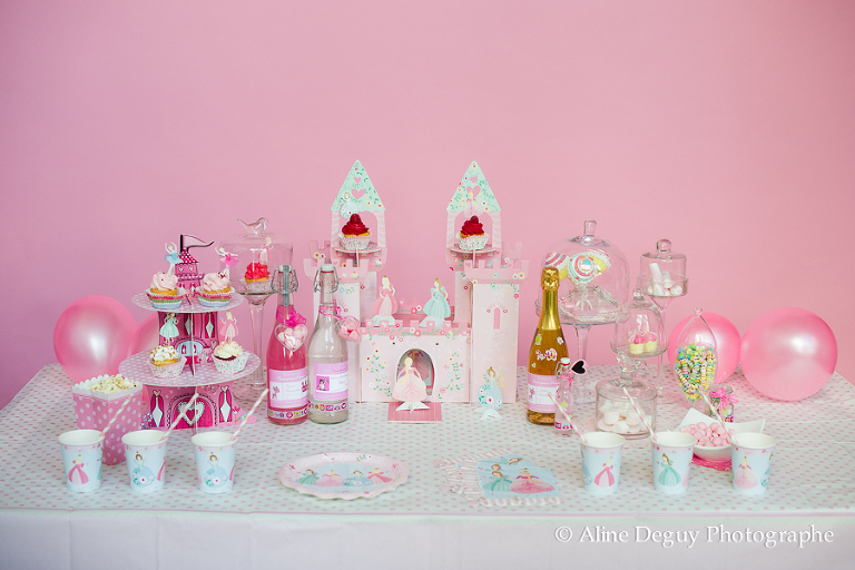 festibar, site internet, achat decoration anniversaire, sweet table, site internet, idée, candy bar, cake pops, cupcakes, etiquettes personnalisables champagne, anniversaire fille, thème princesse, paris, photo, aline deguy