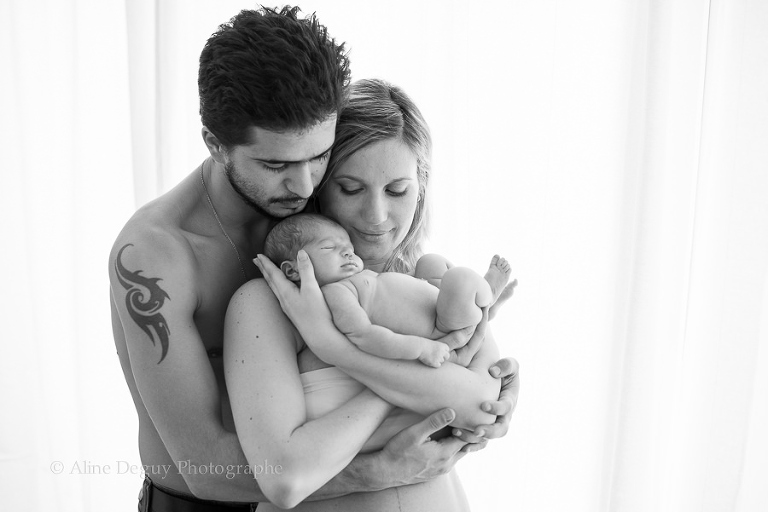 séance photo, photographe, aline deguy, parents, studio, noir et blanc, nouveau-ne, bébé