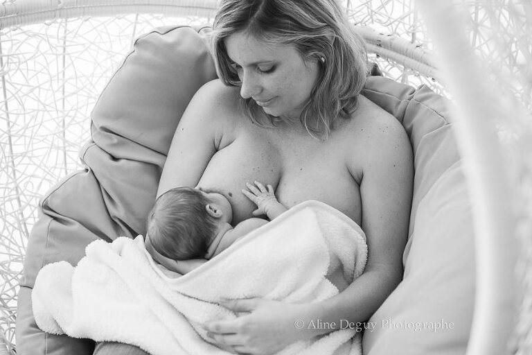 photo allaitement, aline deguy, maternité, relation mère-bébé, noir et blanc, femme, naissance, intimité, paris, studio