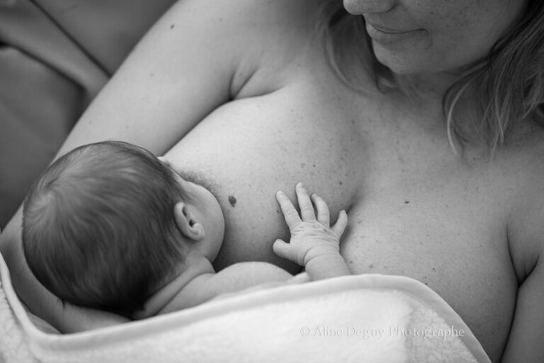photo allaitement, aline deguy, maternité, relation mère-bébé, noir et blanc, femme, naissance, intimité, paris, studio