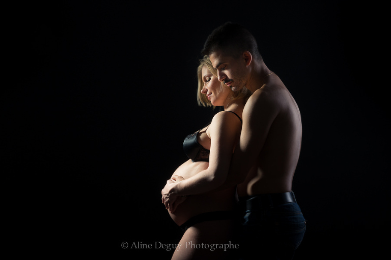 séance photo couple, grossesse, femme enceinte, studio, photographe, aline deguy