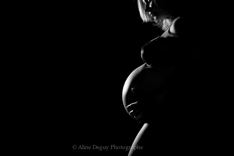 photo clair obscur, studio, photo, noir et blanc, courbes, ventre rond, aline deguy, grossesse, femme enceinte