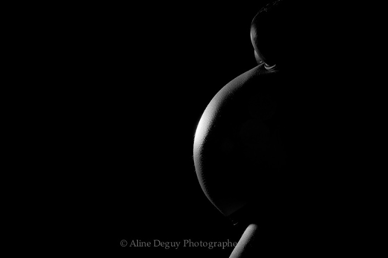 photo clair obscur, studio, photo, noir et blanc, courbes, ventre rond, aline deguy, grossesse, femme enceinte