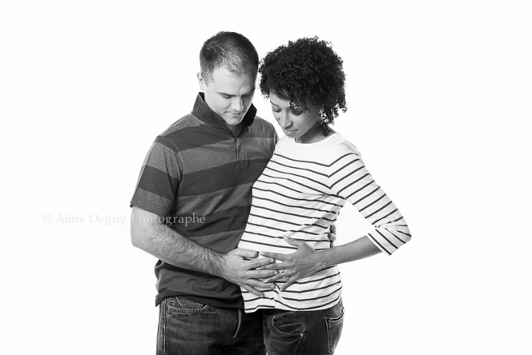 photographe, couple, studio, noir et blanc, fond blanc, shooting, grossesse, femme enceinte, Paris