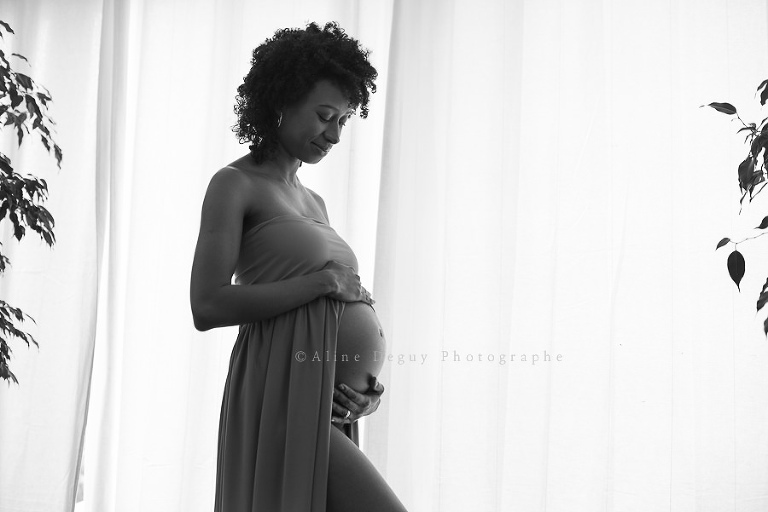 photographe studio, lumière naturelle, noir et blanc, grossesse, femme enceinte, Aline Deguy