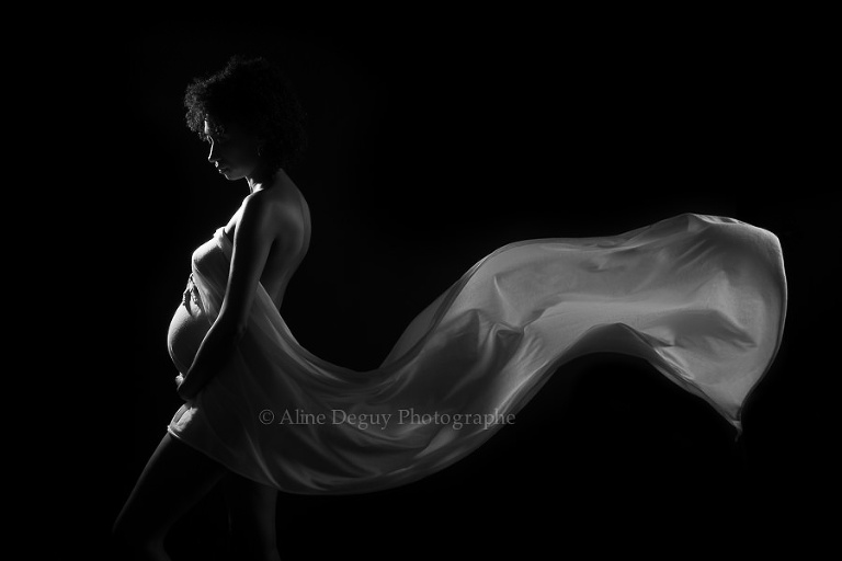 photographe studio, Paris, Aline Deguy, grossesse, femme enceinte, maternité, noir et blanc, fond noir, lumière
