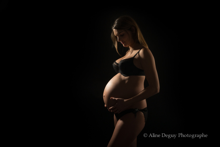 Photographe, Aline Deguy, femme enceinte, lingerie, fond noir, studio, grossesse