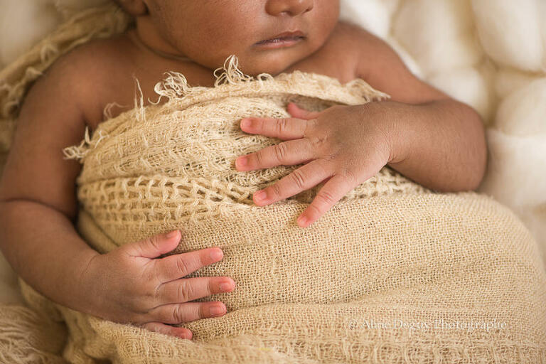 Photographe, bébé, mains, naissance