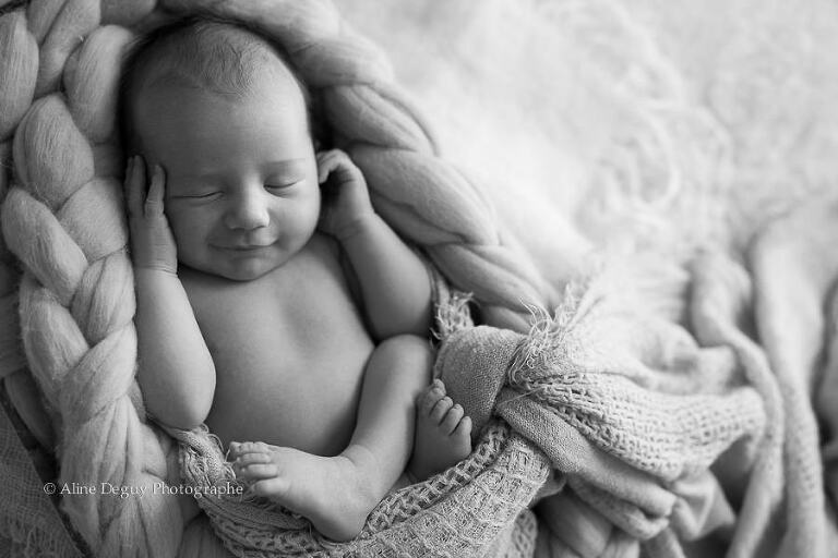photo, nouveau-né, sourire, noir et blanc, bébé, Aline Deguy, Studio