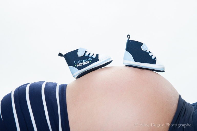 photo, chaussure, chausson, bébé, ventre rond, enceinte,  8 mois