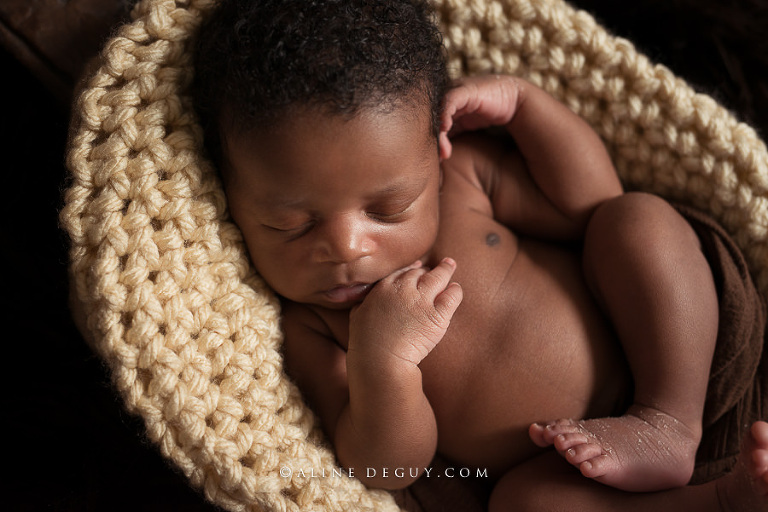 Photographe nouveau-né Paris, Aline Deguy, bébé, Naissance, bébé métisse, newborn posing, bébé endormi