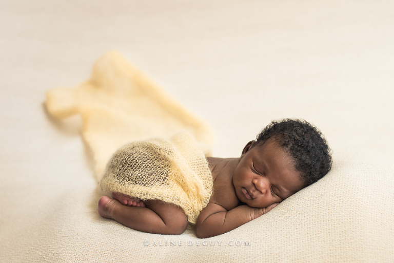 Photographe nouveau-né Paris, Aline Deguy, newborn posing, baby, bébé, 92