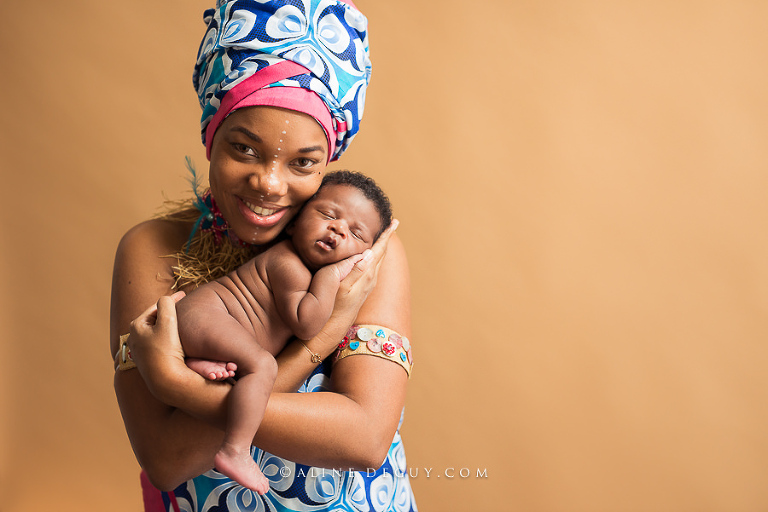 Photographe nouveau-né, Paris, studio, Aline Deguy, maman africaine, bébé métisse, Nanterre