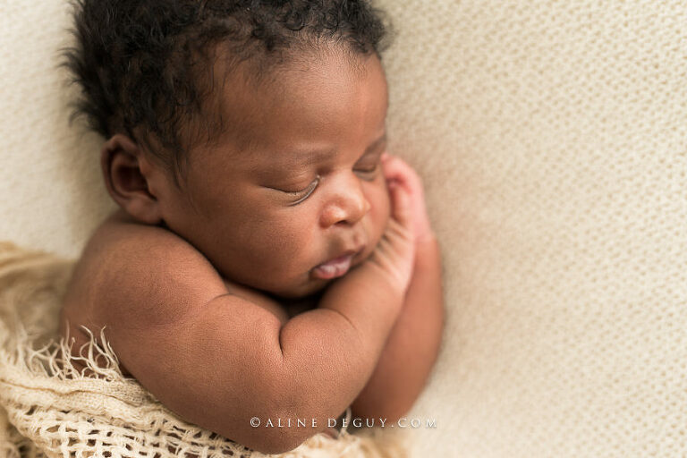 Photographe nouveau-né Paris, Aline Deguy, Anne Geddes, bébé endormi, naissance, studio