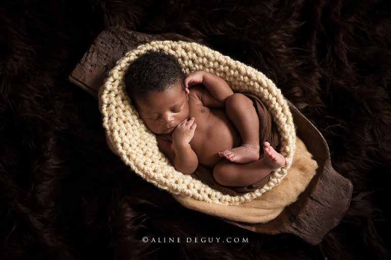 Photographe nouveau-né Paris, Aline Deguy, Anne Geddes, bébé endormi, photo artistique, studio, bébé métissé