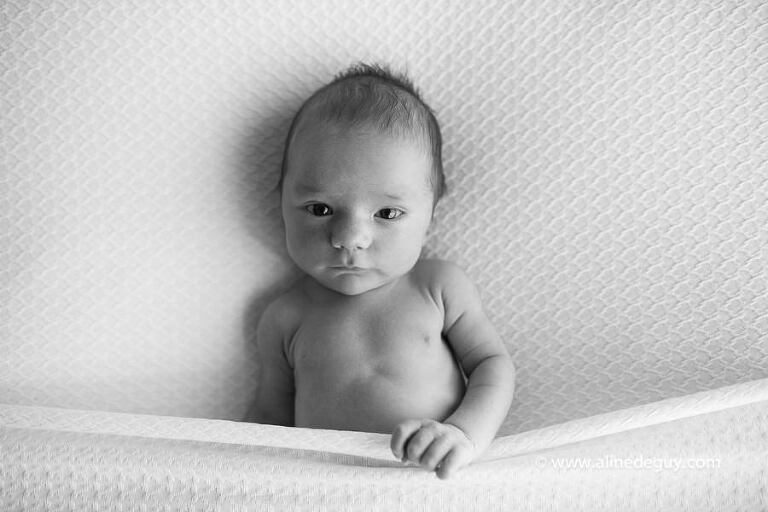 Photographe bébé, naissance, portrait noir et blanc, Aline Deguy