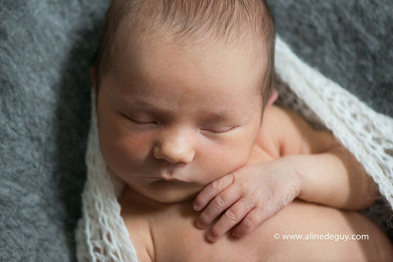 Photographe bébé, naissance, maternité, emmaillotage