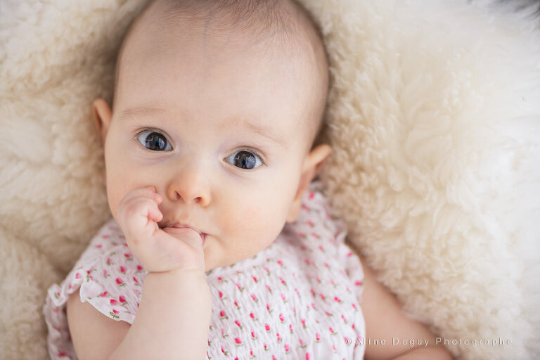 photographe bébé 92, Aline Deguy, Studio, Publicité, people, agence de mannequin bébé, casting, book, bébé de star, bébé suce son pouce