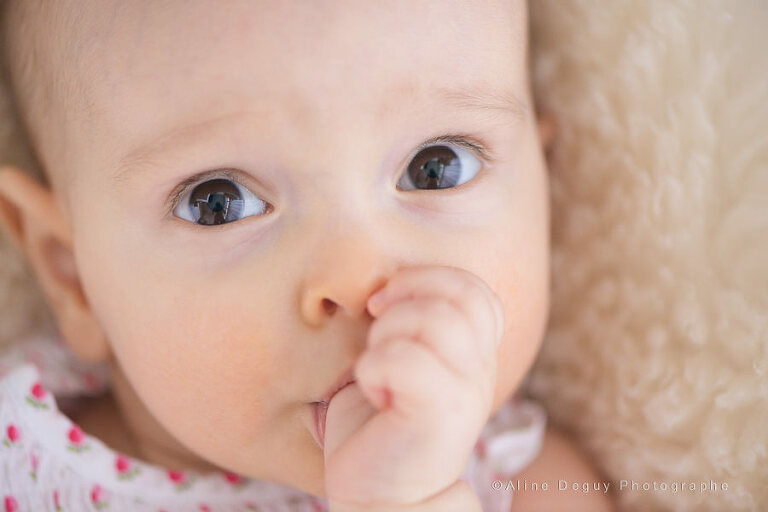 Photographe bébé paris, neuilly sur seine, photo, Nanterre, bébé suce son pouce, book