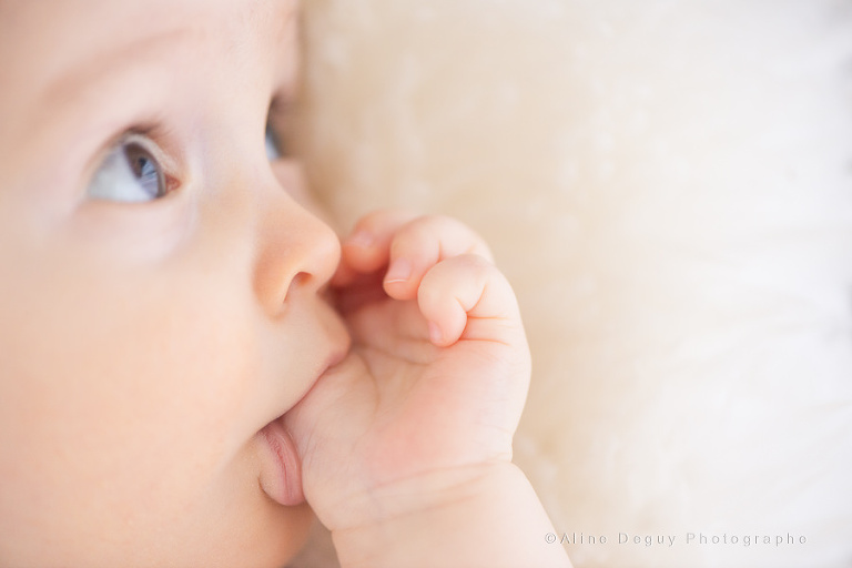 image bébé suce son pouce, photo, baby photographer, photographe bébé Nanterre, Rueil, Puteaux, Suresnes