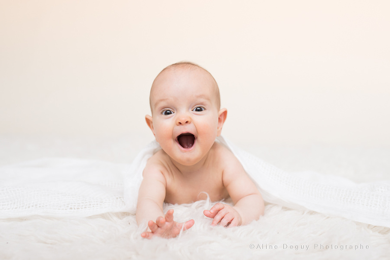 bébé grimace, sourire, bébé expressif, publicité