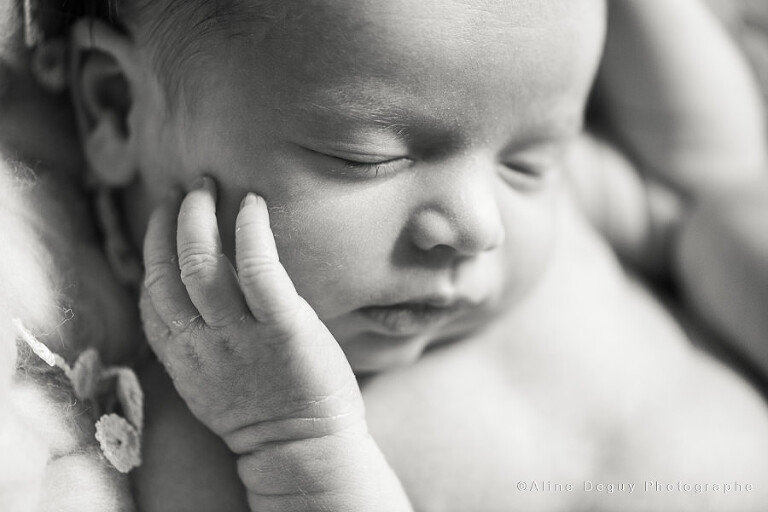 Portrait bébé, noir et blanc, bébé endormi, Aline Deguy