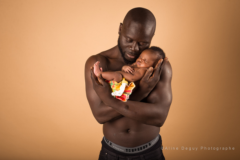 photo bébé et papa, photographe famille, naissance, bébé