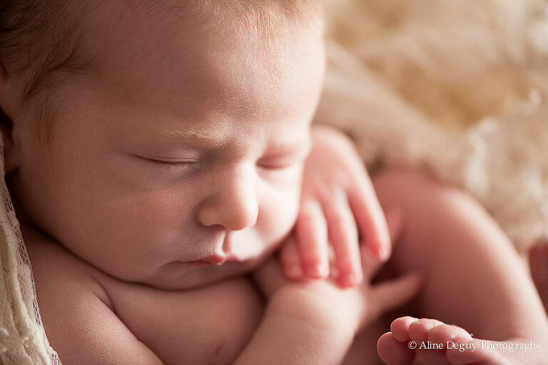 Photo bébé endormi, position foetale, sage femme