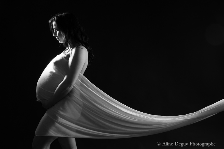 photo grossesse, noir et blanc, studio, grossesse