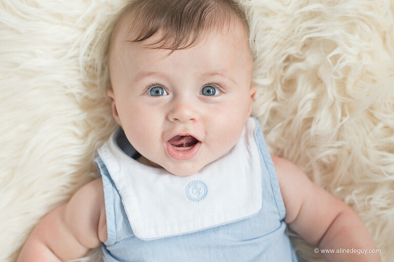 Photographe bébé rigolo, expression