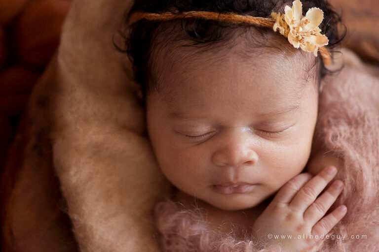 Photographe bébé métisse, photographe pour bébé à paris, studio photo aline deguy