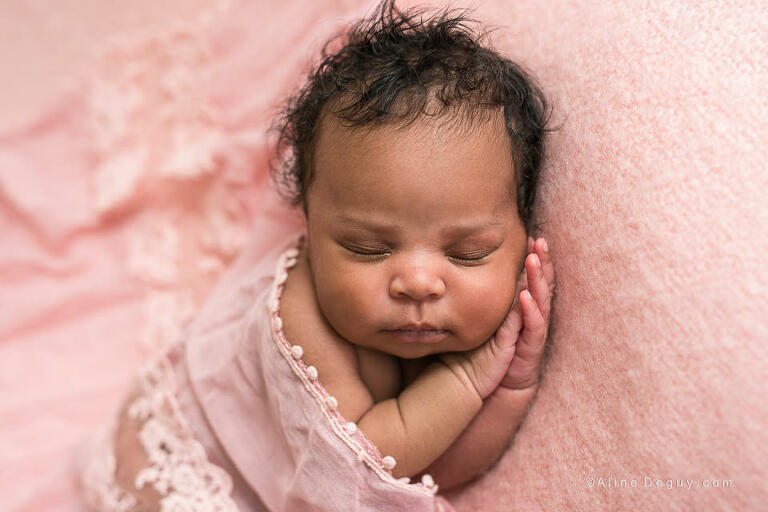 Photographe nouveau-né Paris, Aline Deguy, Photographe newborn posing