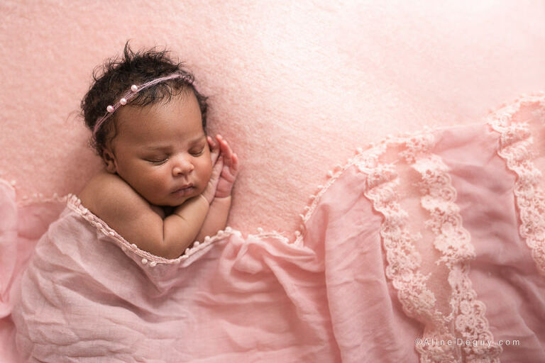 Photographe nouveau-né Paris, Aline Deguy, Photographe newborn posing