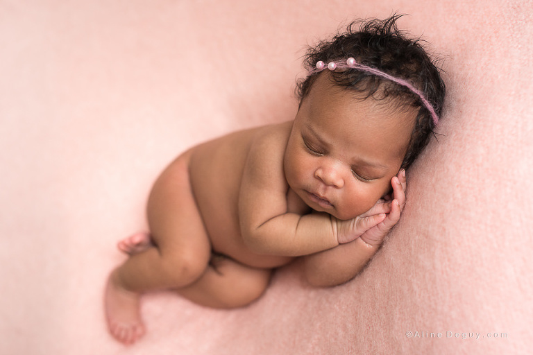 Photographe nouveau-né Paris, Aline Deguy, Photographe newborn posing