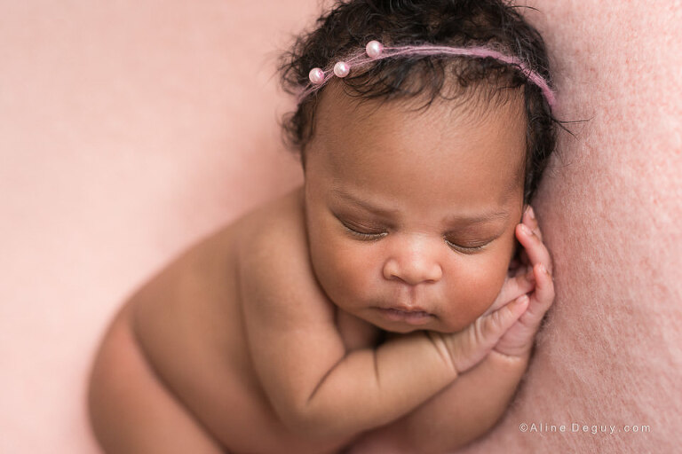 Photographe nouveau-né Paris, Aline Deguy, Photographe newborn posing