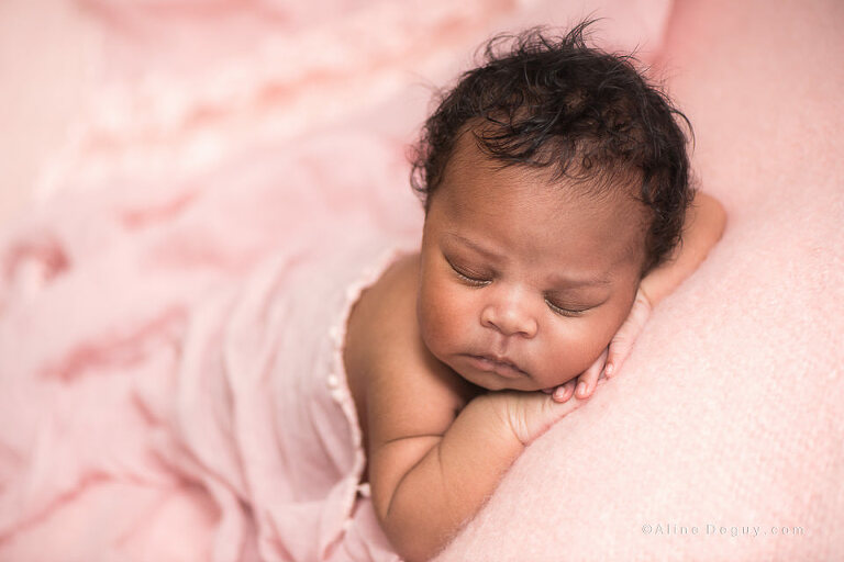 Photographe nouveau-né Paris, Aline Deguy, Photographe newborn posing