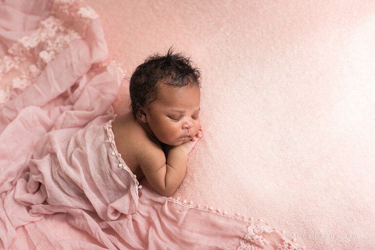Photographe nouveau-né Paris, Aline Deguy, Photographe newborn posing