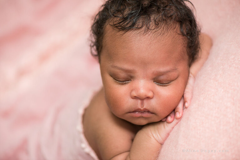 Photographe nouveau-né Paris, Aline Deguy, Photographe newborn posing