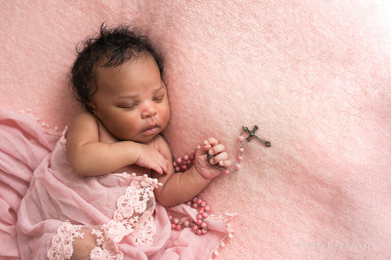 Photographe nouveau-né Paris, Aline Deguy, Photographe newborn posing