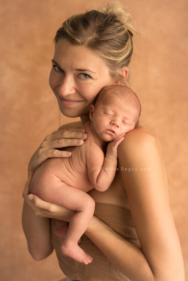 Photo maman bébé, photographe bébé paris, newborn posing photography, photographe bébé france, séance photo studio paris