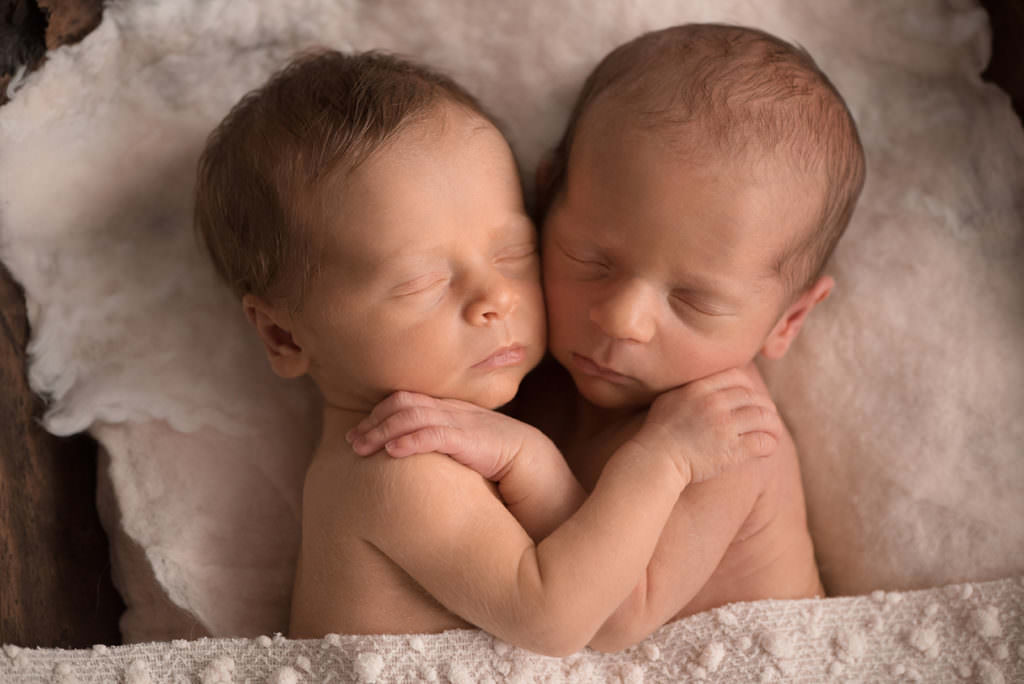photographe bébé jumeaux, aline deguy, nouveau né jumeaux, faux jumeaux, photo bébé jumeaux, photo bébé endormi, newborn posing