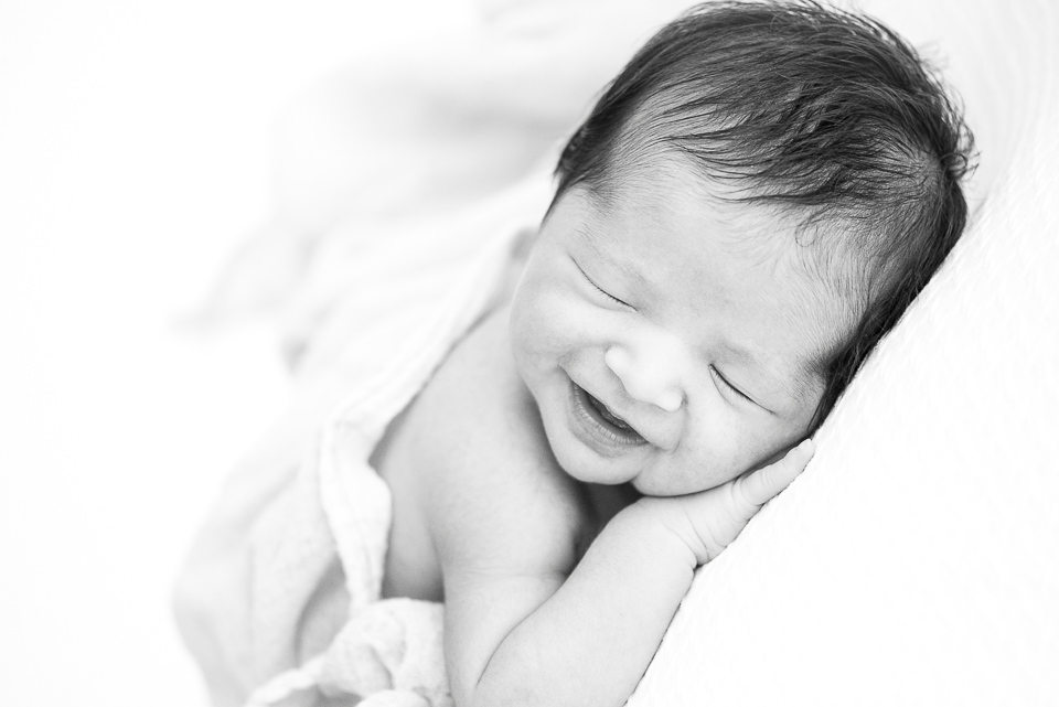 sourire aux anges, photo bébé qui sourit en dormant, photo bébé sourire, sourire bébé, photographe bébé paris, Aline Deguy