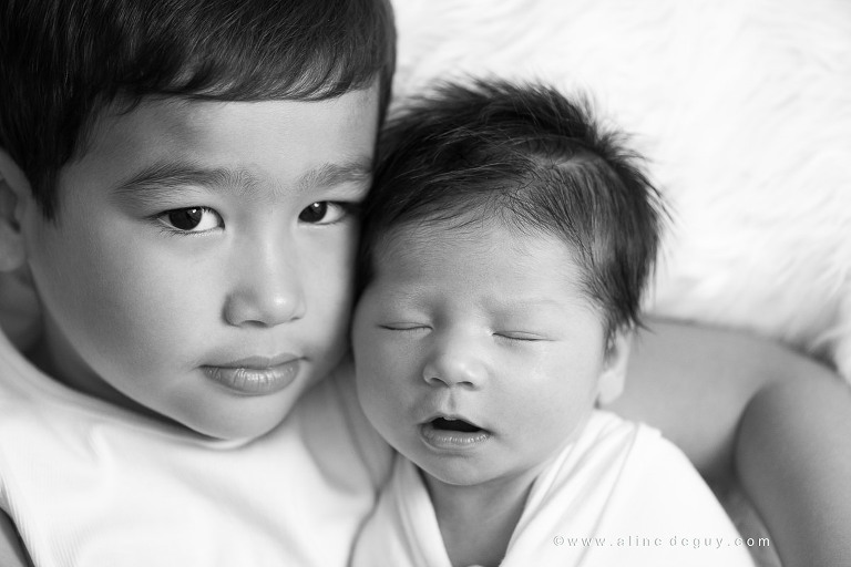 Séance photo nouveau-né en famille, photo fratrie, photo frère et soeur, photographe famille, aline deguy